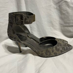 Beautiful Audrey Brooke silver/gold glitter shoes. Size 9, Perfect formal wear.